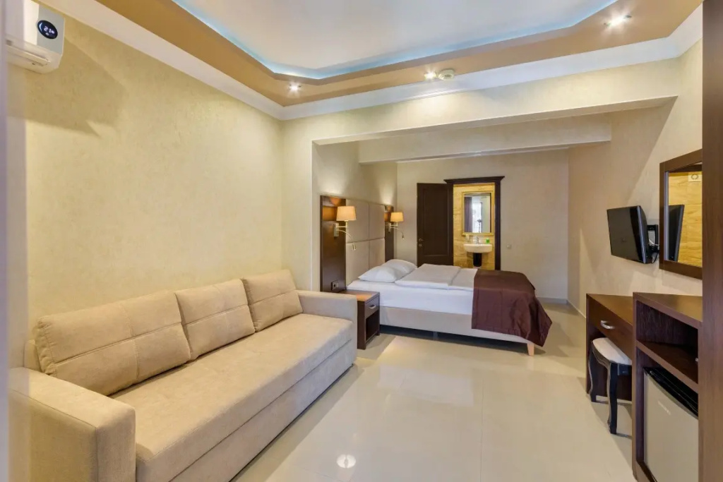 Azariya Hotel Room Type - 2-4th Floor Superior Quadruple room with mountain view
