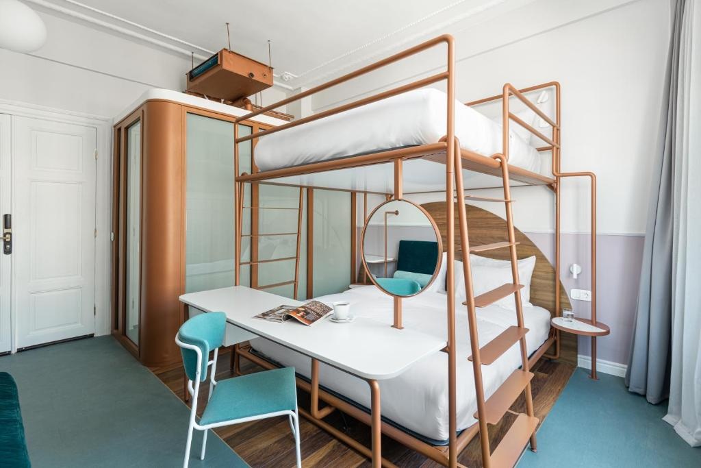 Quadruple XL Loft (2 full double beds and sofa)
