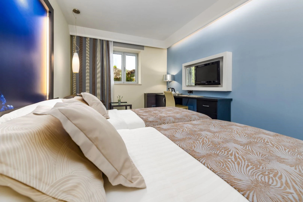 Двухместный номер Classic с видом на сад двуспальная кровать в Hotel Lapad
