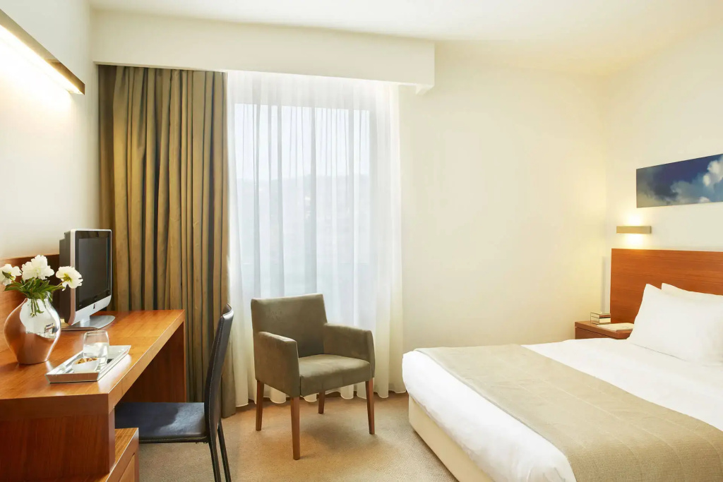 Double room with city view (full double bed)