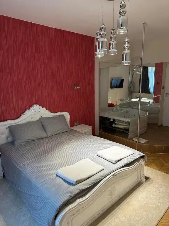 Deluxe Double room (full double bed)