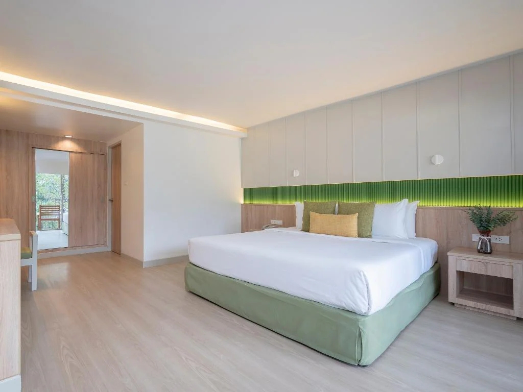 Двухместный полулюкс с видом на бассейн двуспальная кровать в Green Park Resort