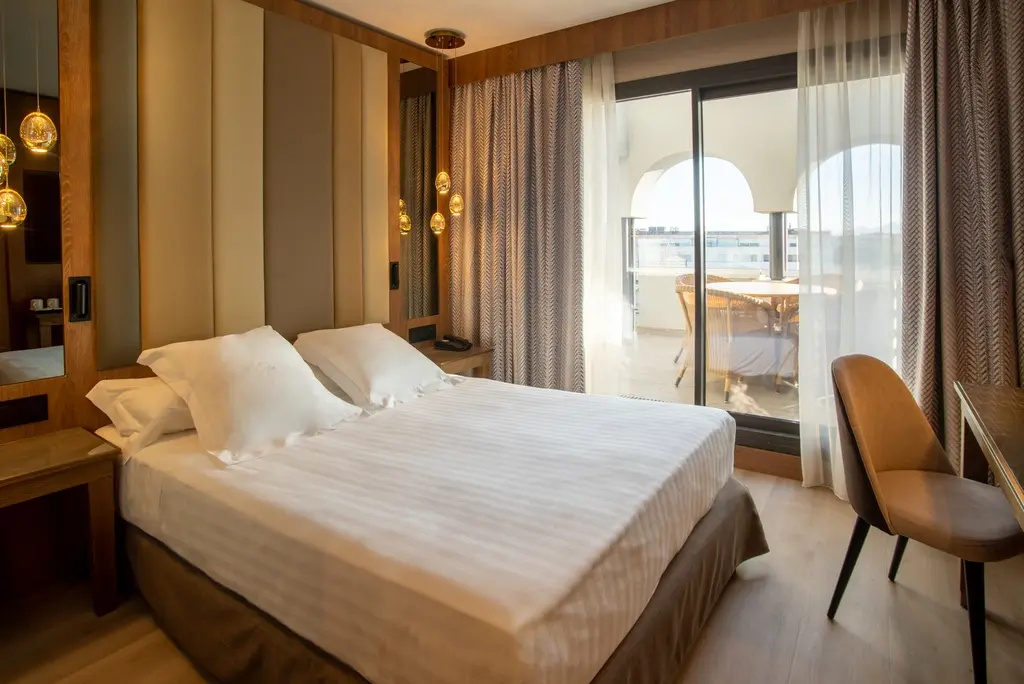 Standard Double room with balcony (full double bed)