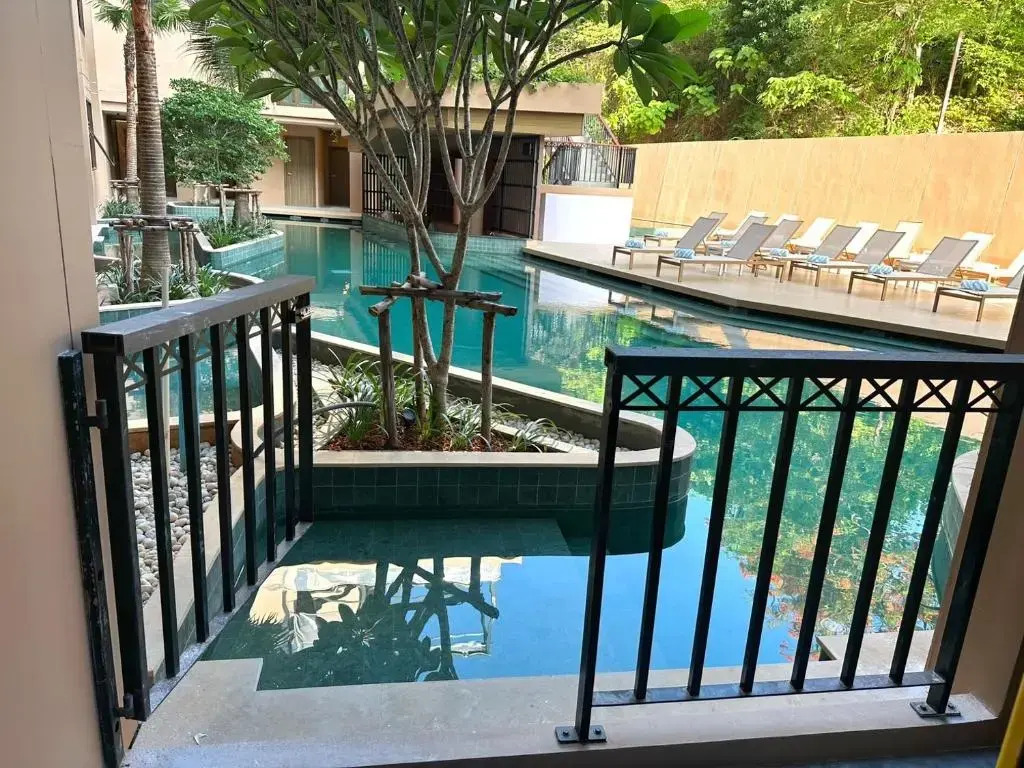 Двухместный номер с доступом к бассейну Deluxe двуспальная кровать в The Proud Karon Beach Phuket Trademark Collection By Wyndham