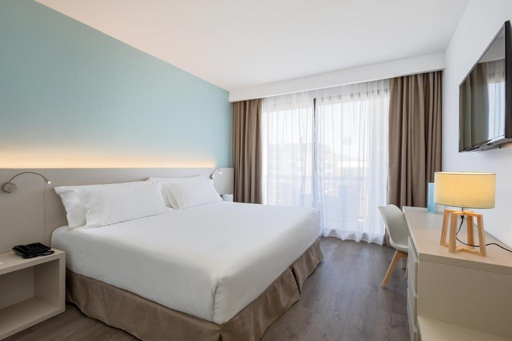 Superior Double room with partial sea view (full double bed)