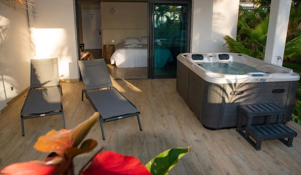 Tropical Jacuzzi Double room (full double bed)