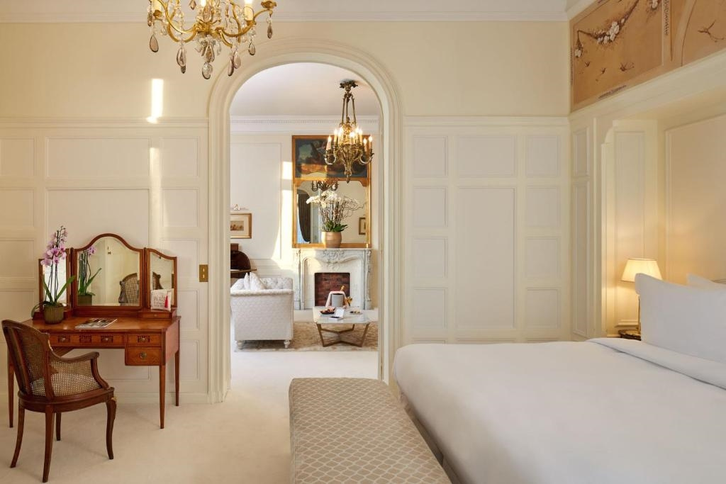 Arc de Triomphe Double Suite (twin beds)