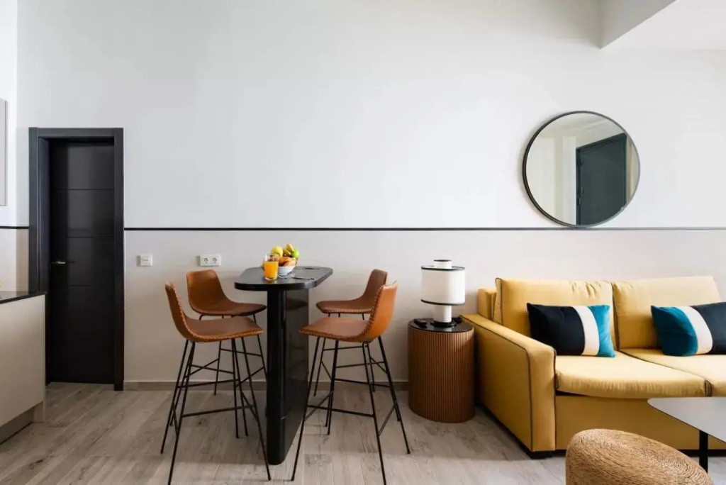Double Ground Level Studio Apartment (full double bed)