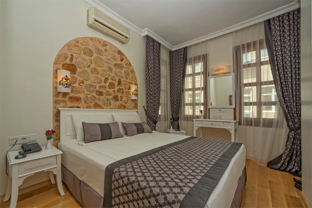 Deluxe Double room (full double bed)