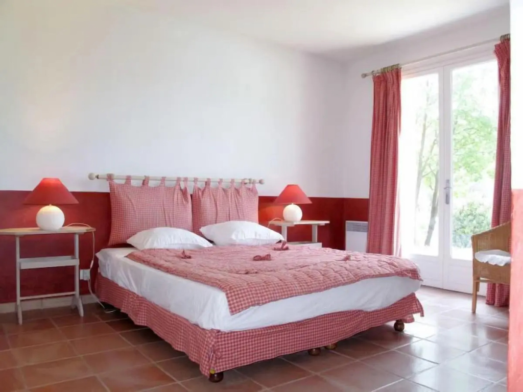 4 Bedrooms Holiday Home