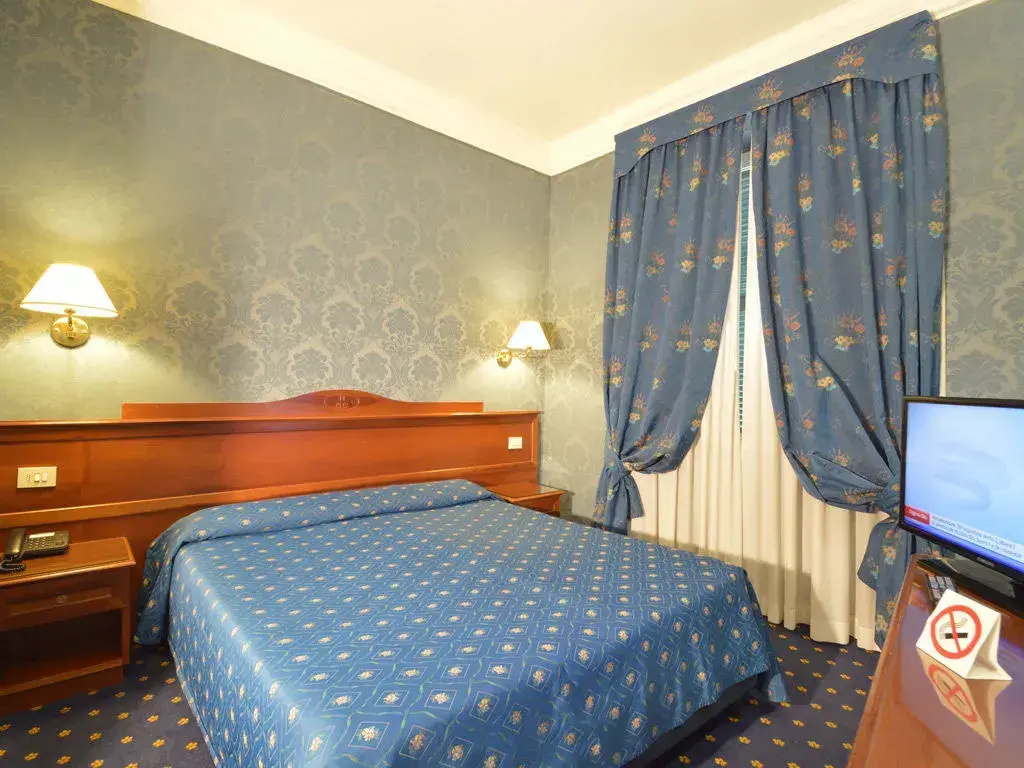 Small Double room (full double bed)