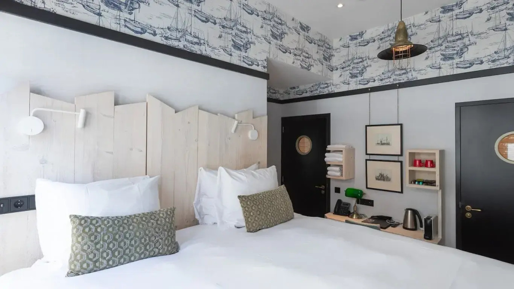 Small Double room (full double bed)