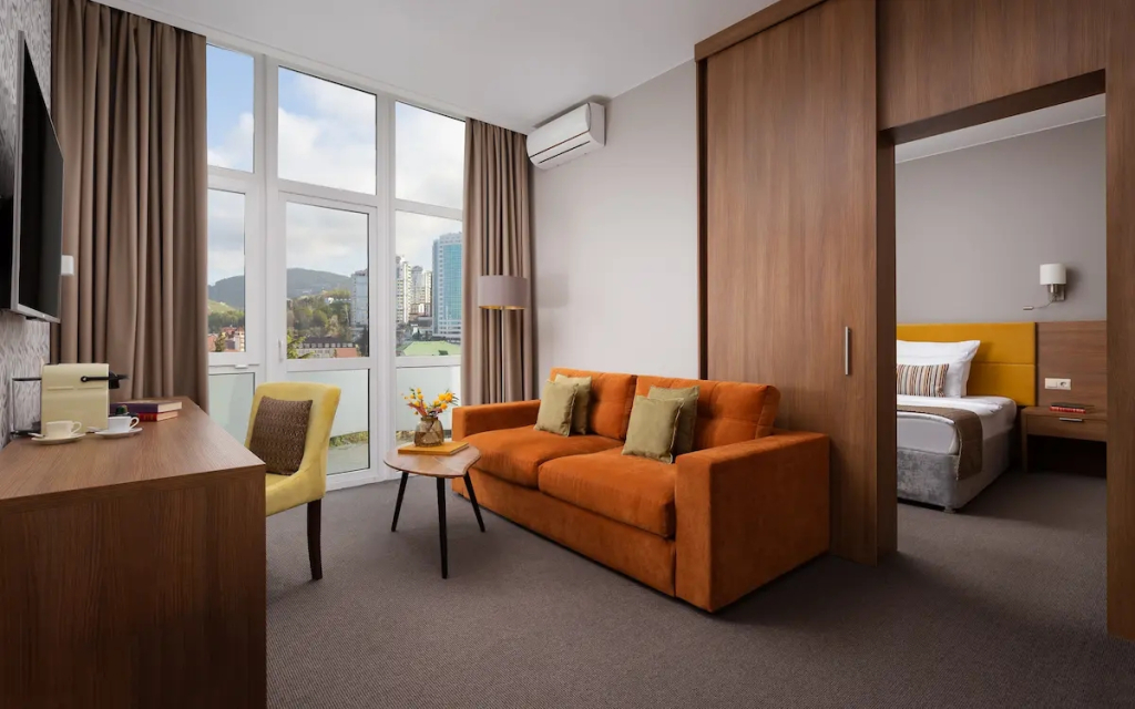 Четырёхместный люкс с 2 комнатами в Знание