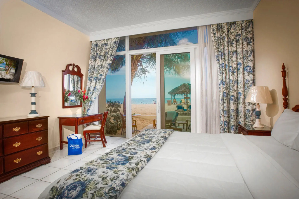 Patio Double room beachfront (full double bed)