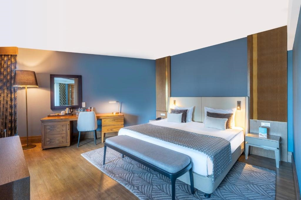 Senior Double Suite with land view (full double bed)