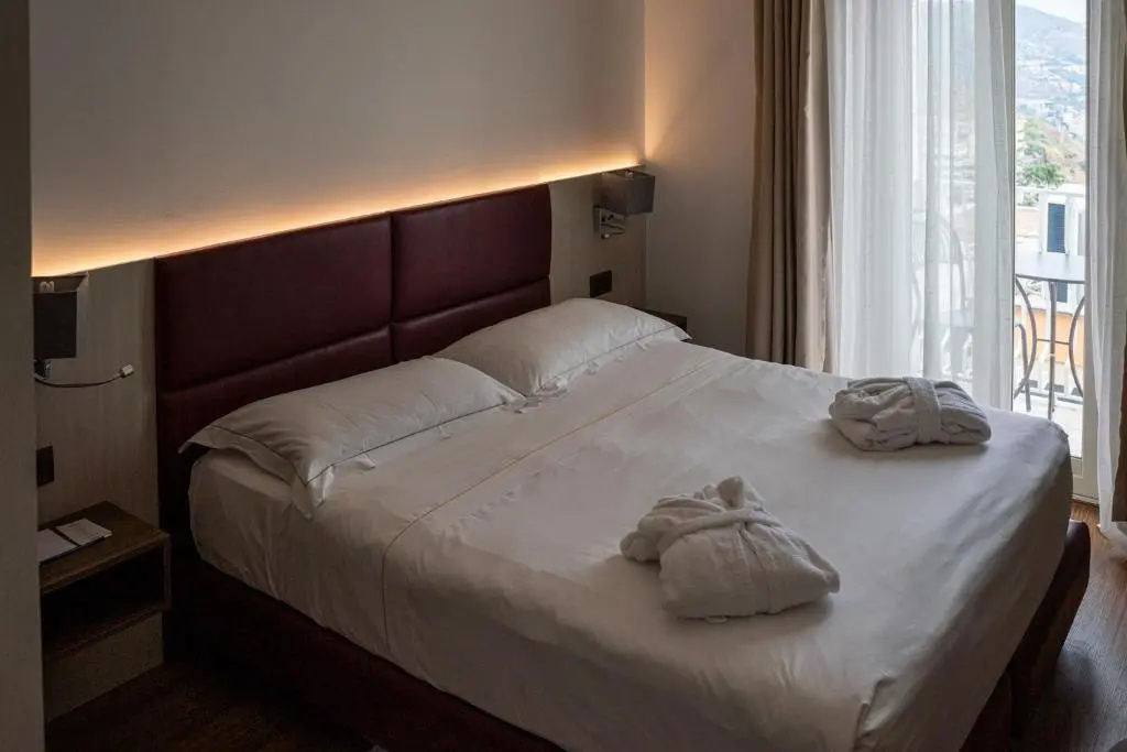 Deluxe Double room with sea view (full double bed)