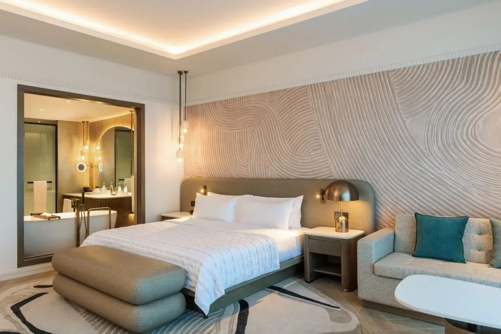 Двухместный номер Renovated Deluxe с видом на море двуспальная кровать в Le Meridien Al Aqah Beach