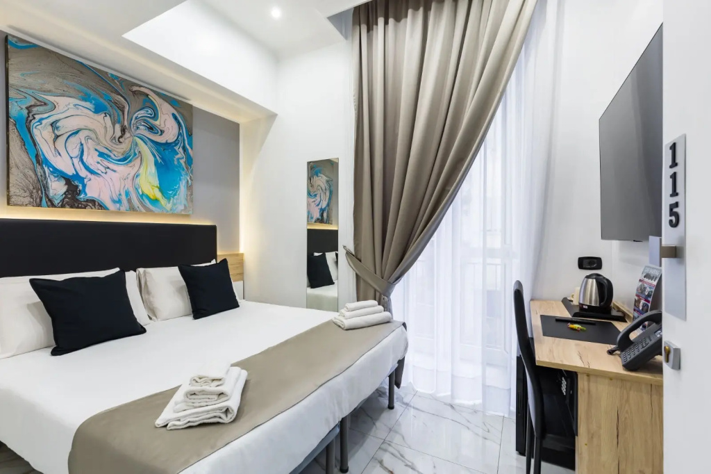 Small Double room (full double bed)