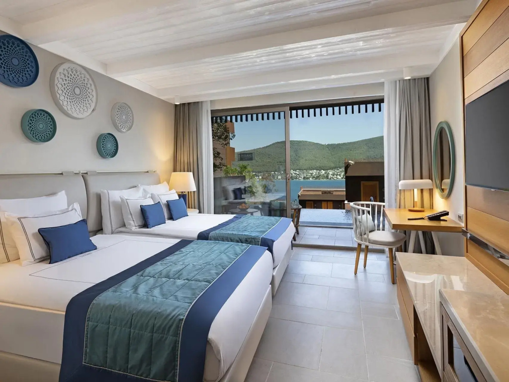 Standard Swim-Up Double room (full double bed)