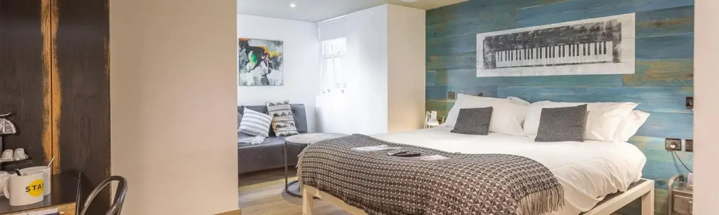 Large Double room (full double bed)