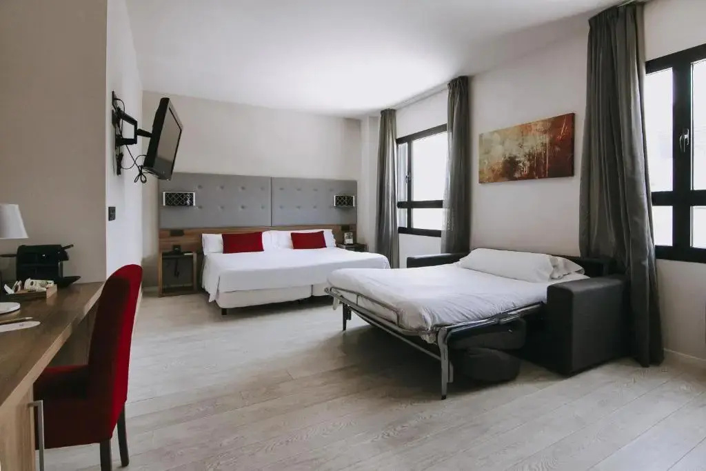 Lounge Double room (full double bed)