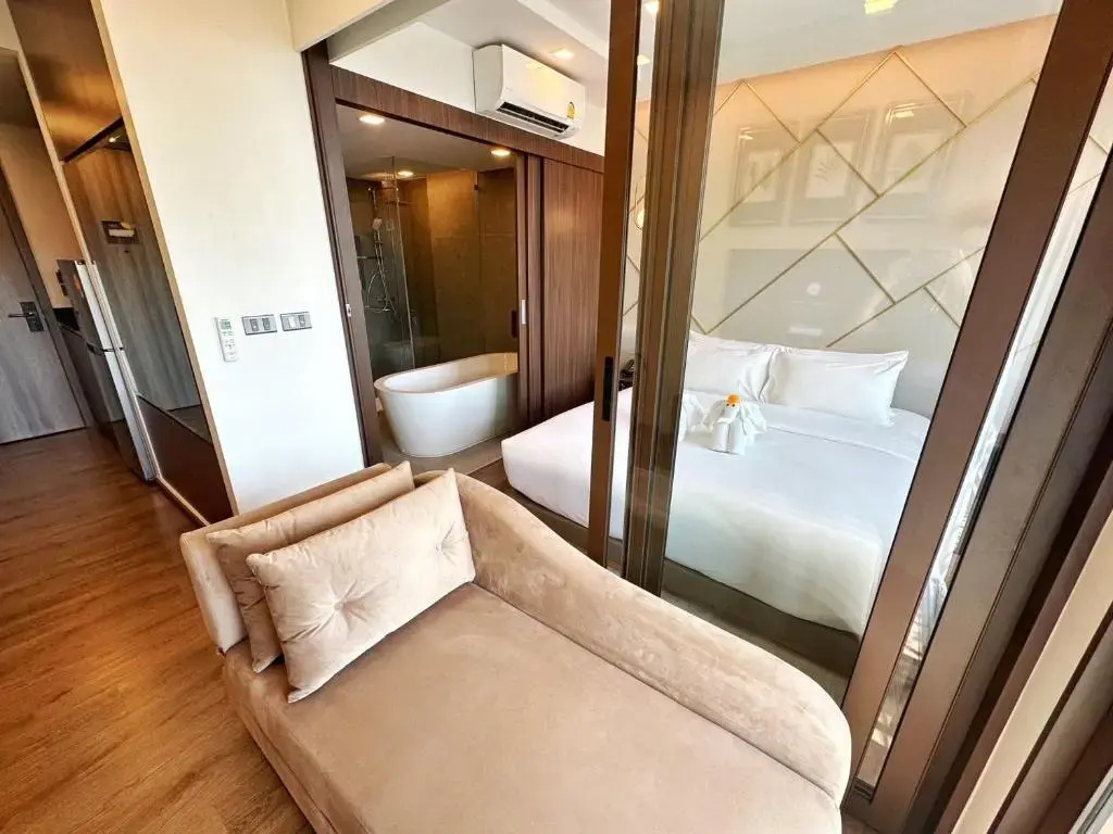 Двухместный номер с ванной Premier двуспальная кровать в The Proud Karon Beach Phuket Trademark Collection By Wyndham