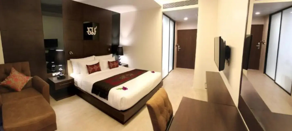 Superior Double room with balcony and with city view (full double bed)