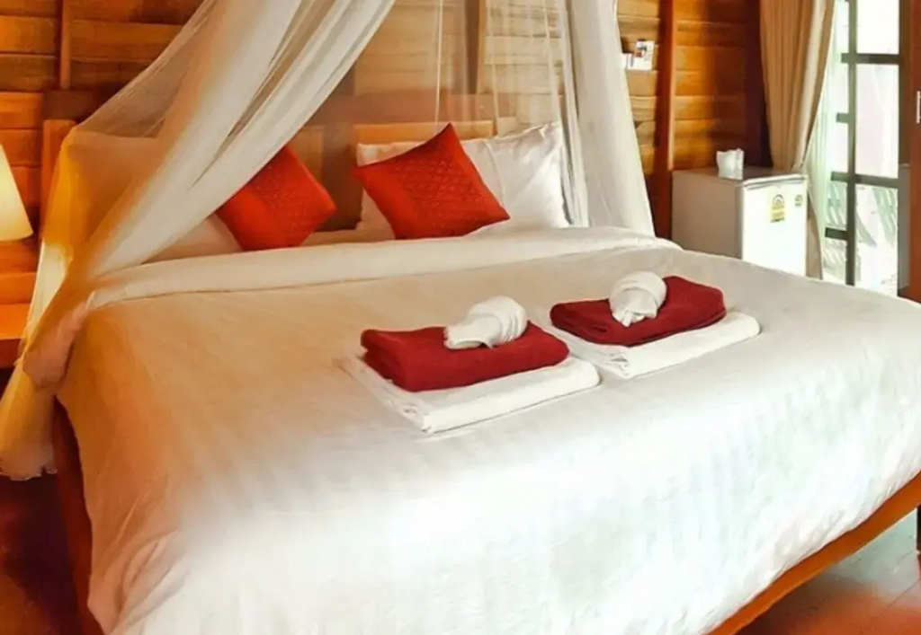 Deluxe Plus Air-Conditioned Double Bungalow beachfront (full double bed)