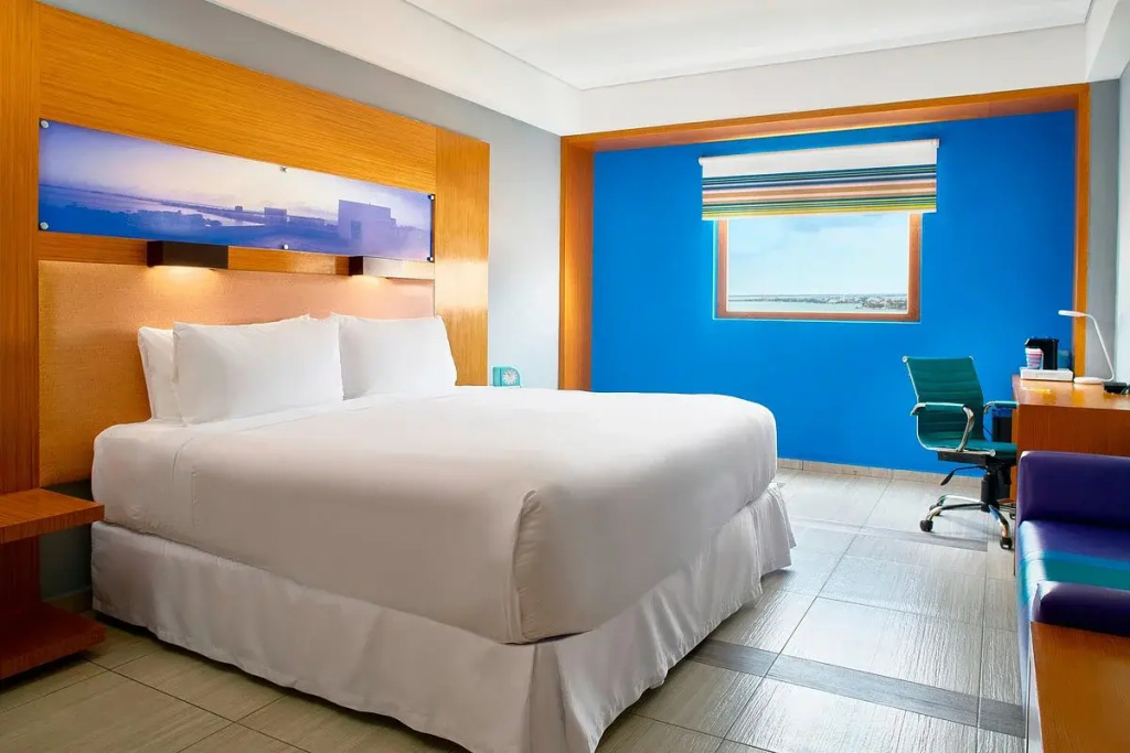 Double Aloft Guest Room (full double bed)