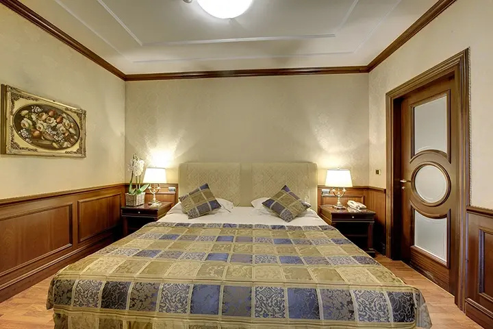 Double Junior Suite with partial lake view (full double bed)