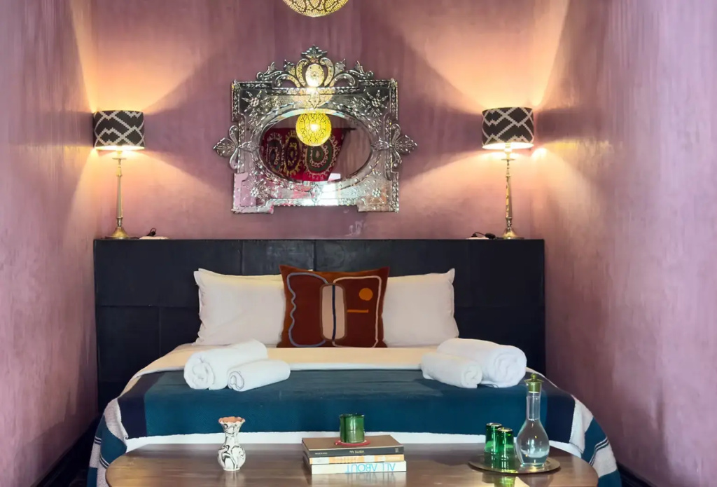 Pink Double room (full double bed)