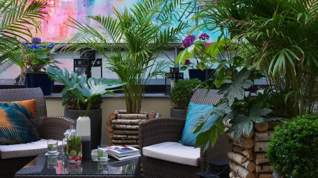 Двухместный номер Urban Patio с балконом двуспальная кровать в Renaissance Paris Vendome Hotel