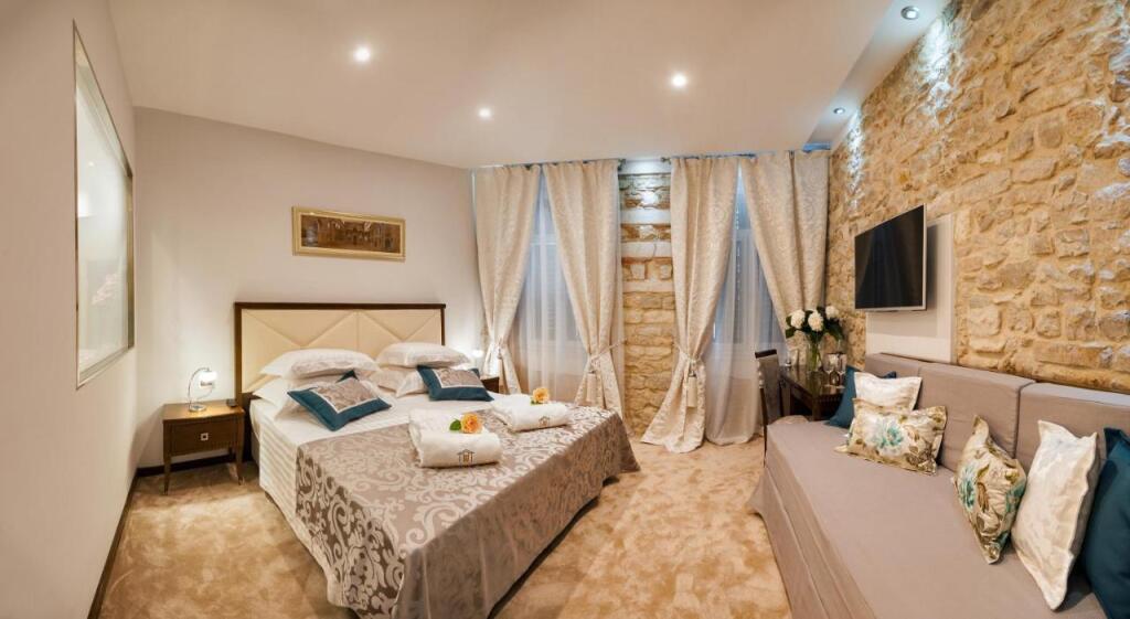 Antique Split Luxury Rooms by null