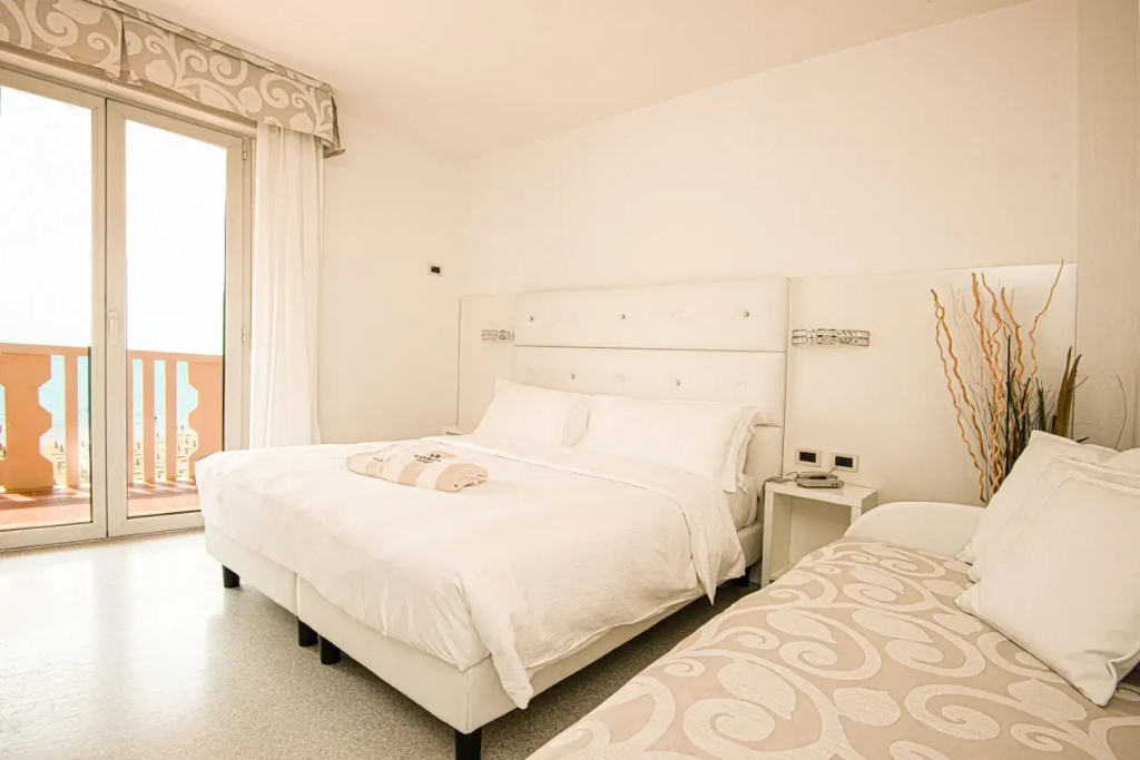 Deluxe Double room with sea view (full double bed)