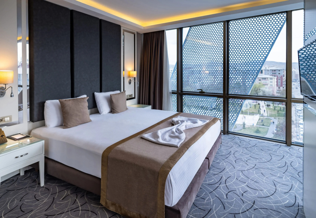 Double Corner Suite (full double bed)