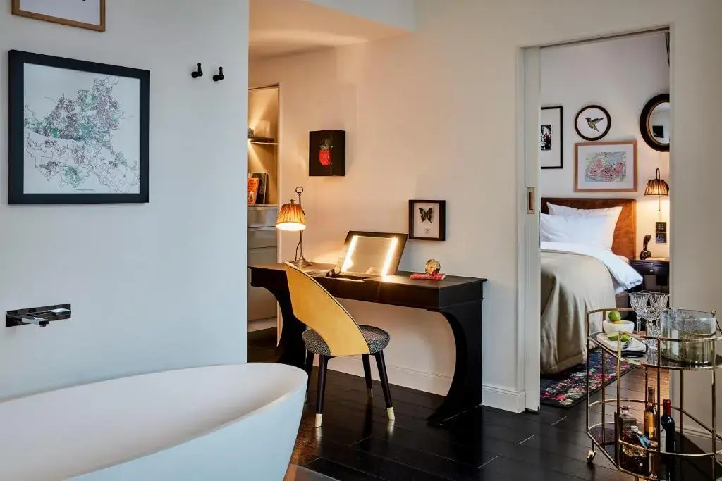 Double Sir Suite (full double bed)