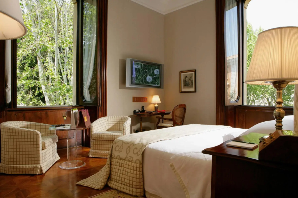 Romantic Double room (full double bed)