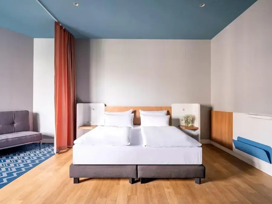 Extra Large Double room with balcony (full double bed)