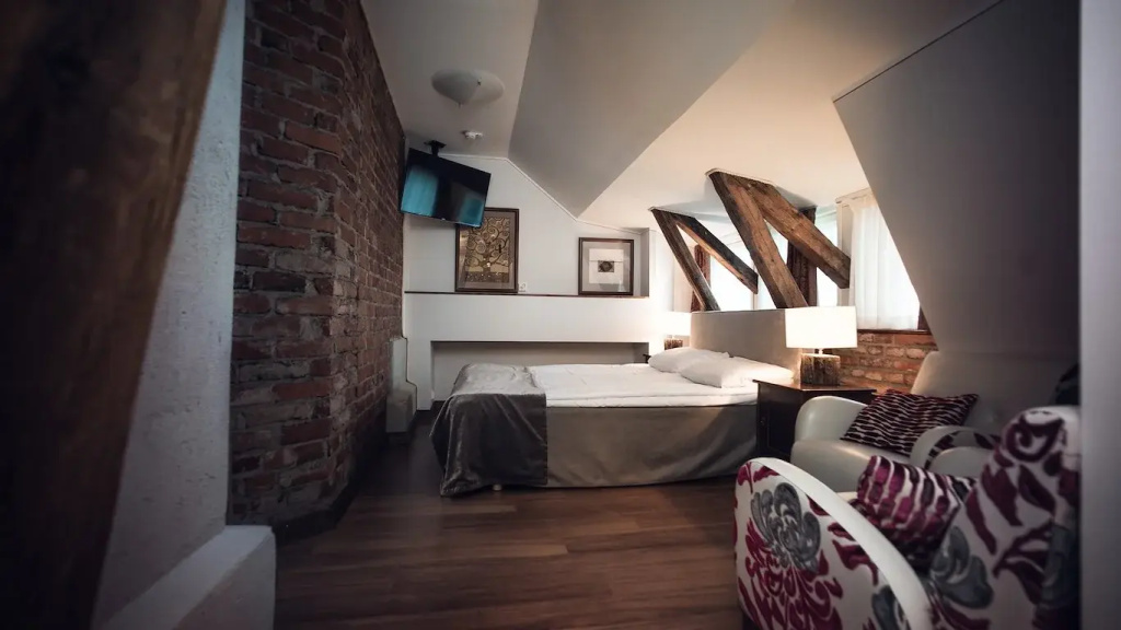 Deluxe Atelier Double room (full double bed)