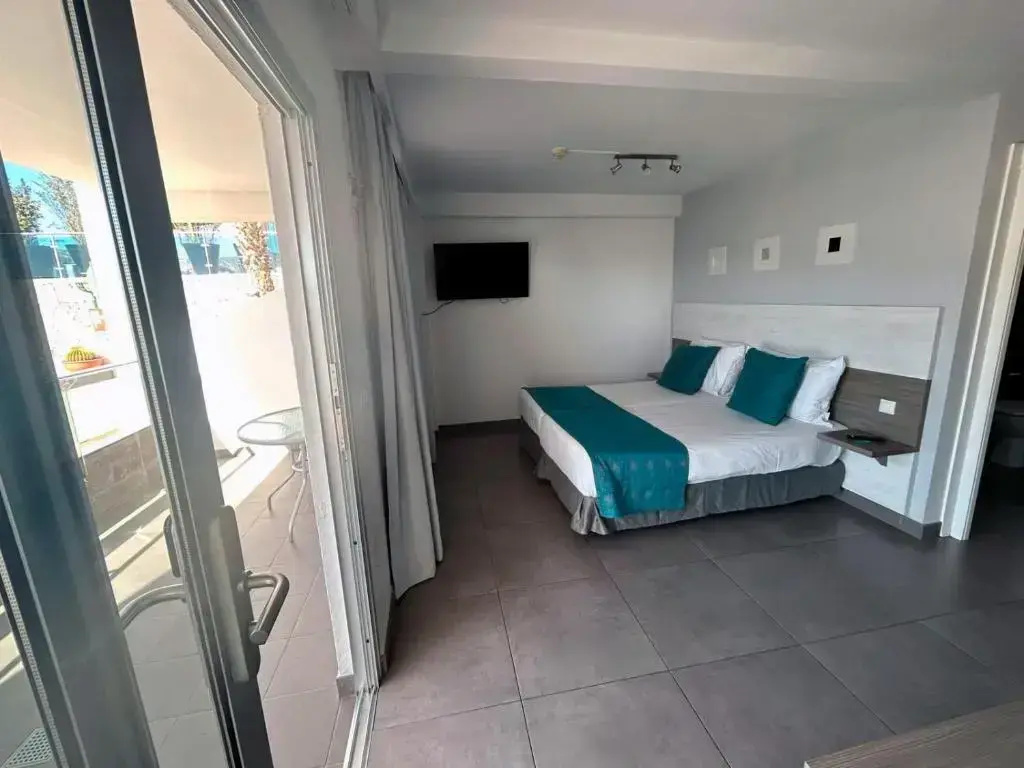 1 Bedroom Classic Apartment with balcony and with partial sea view
