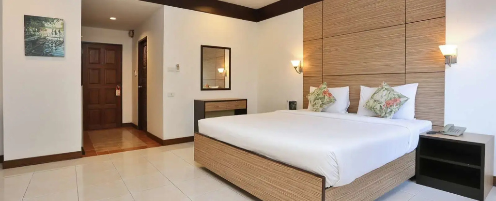 Corner Double room (full double bed)