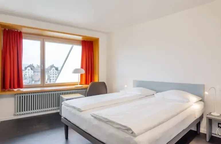 Medium Double room (full double bed)