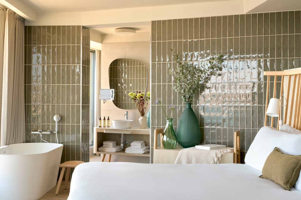 Ultimate ME + Double Suite with sea view (full double bed)
