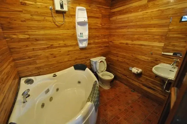 Двухместная вилла Thai с джакузи двуспальная кровать в Basaya Beach Hotel & Resort