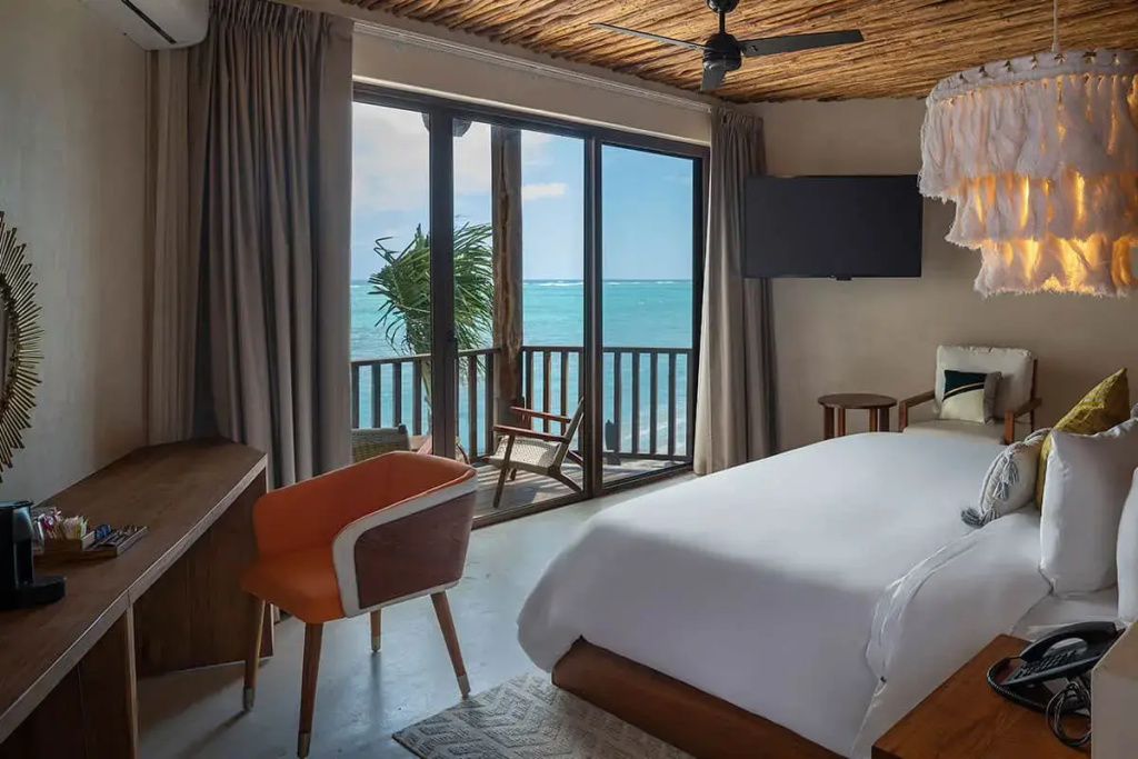 Upper Double room beachfront (full double bed)