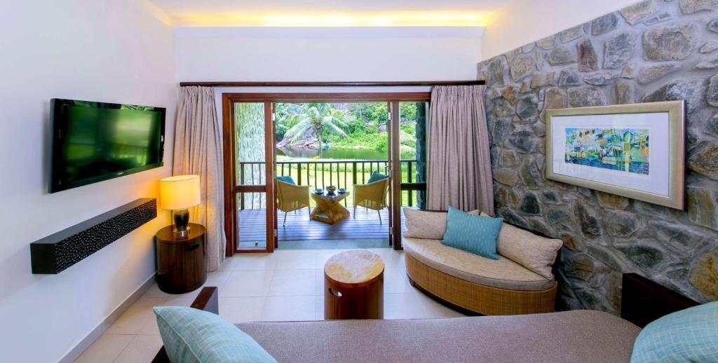 Двухместный номер Superior Hill View двуспальная кровать в Kempinski Seychelles Resort