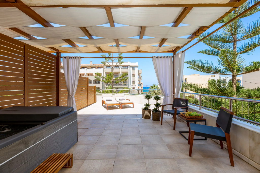 Premium Family with Outdoor Jetted Tub Quadruple Suite