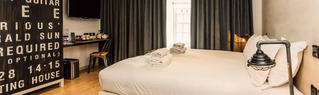 Medium Double room (full double bed)