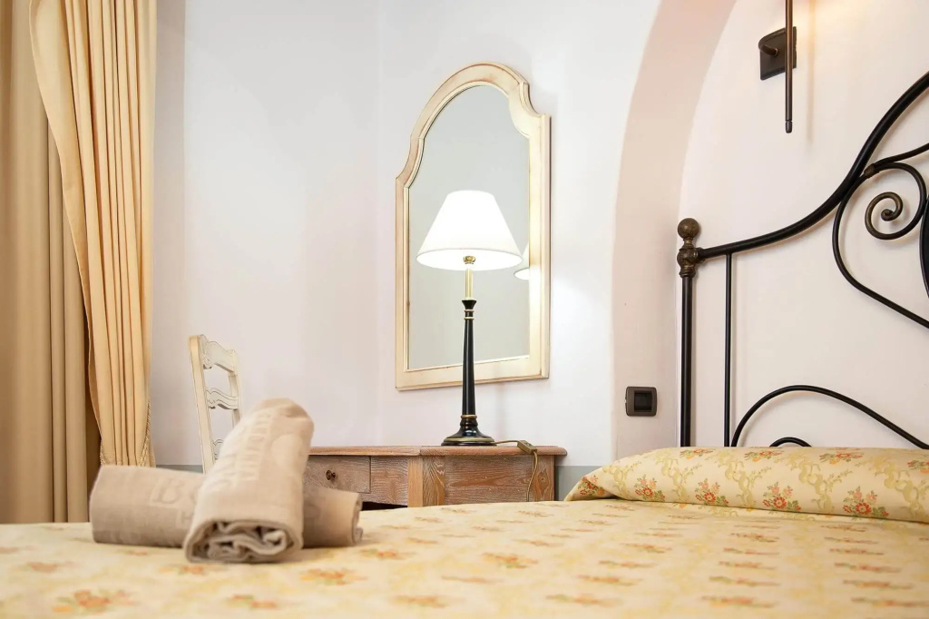 Classic Double room with garden view (full double bed)