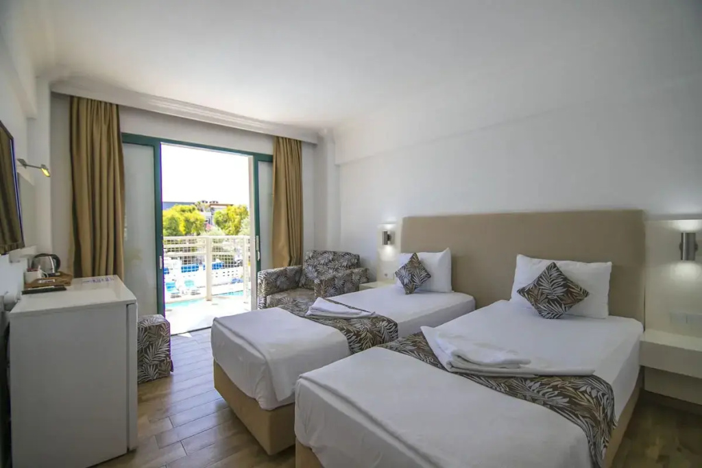 Standard Double room with pool view (twin beds)